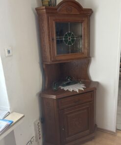 Eckschrank standart Eiche bestehend aus Unter- und Oberschrank verglast.