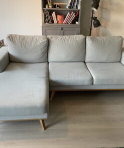 Larvik 2-Sitzer Sofa mit Longchair links – Hellgrau | Bj. 2020