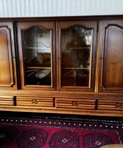 Klassischer Wohnzimmerschrank mit Vitrinenteil