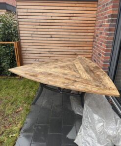 Dreieckiger Gartentisch von Hartman