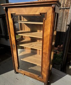 Elegante dreiseitig verglaste Vitrine, Vitrinenschrank