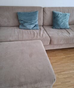 Ein Sofa mit Fusshocker