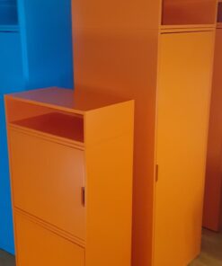 Zwei orangefarbene Mehrzweckschränke - Nutzbarkeit auch als Büro-/Aktenschränke (mit jeweils abnehmbaren Aufsätzen) - H 121,3 cm und H 171,7 cm - Müller Möbelwerkstätten - jeweils aus 16 mm MDF (mitteldichten Faserplatten)