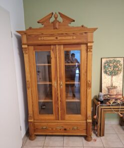 100 jähriger Vitrinen Schrank