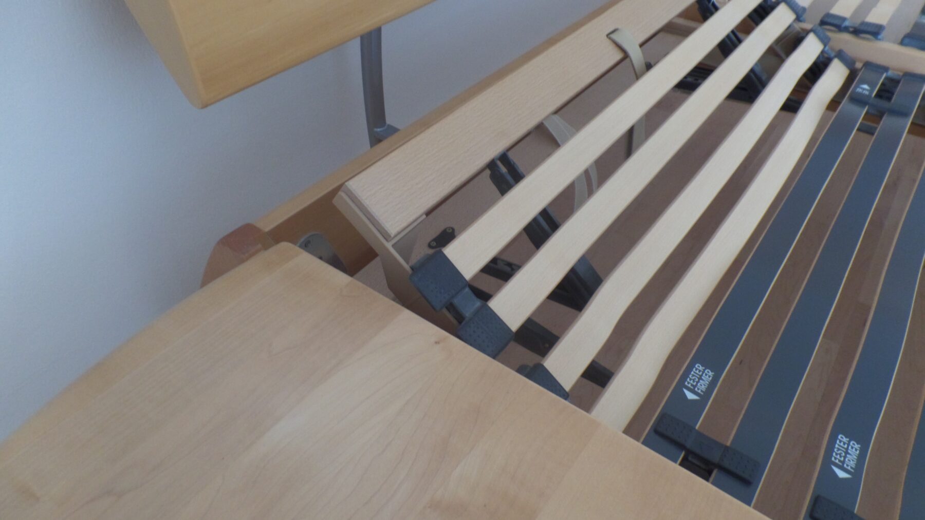 Bett-Lattenrost-verstellt-klein-scaled-1.jpg