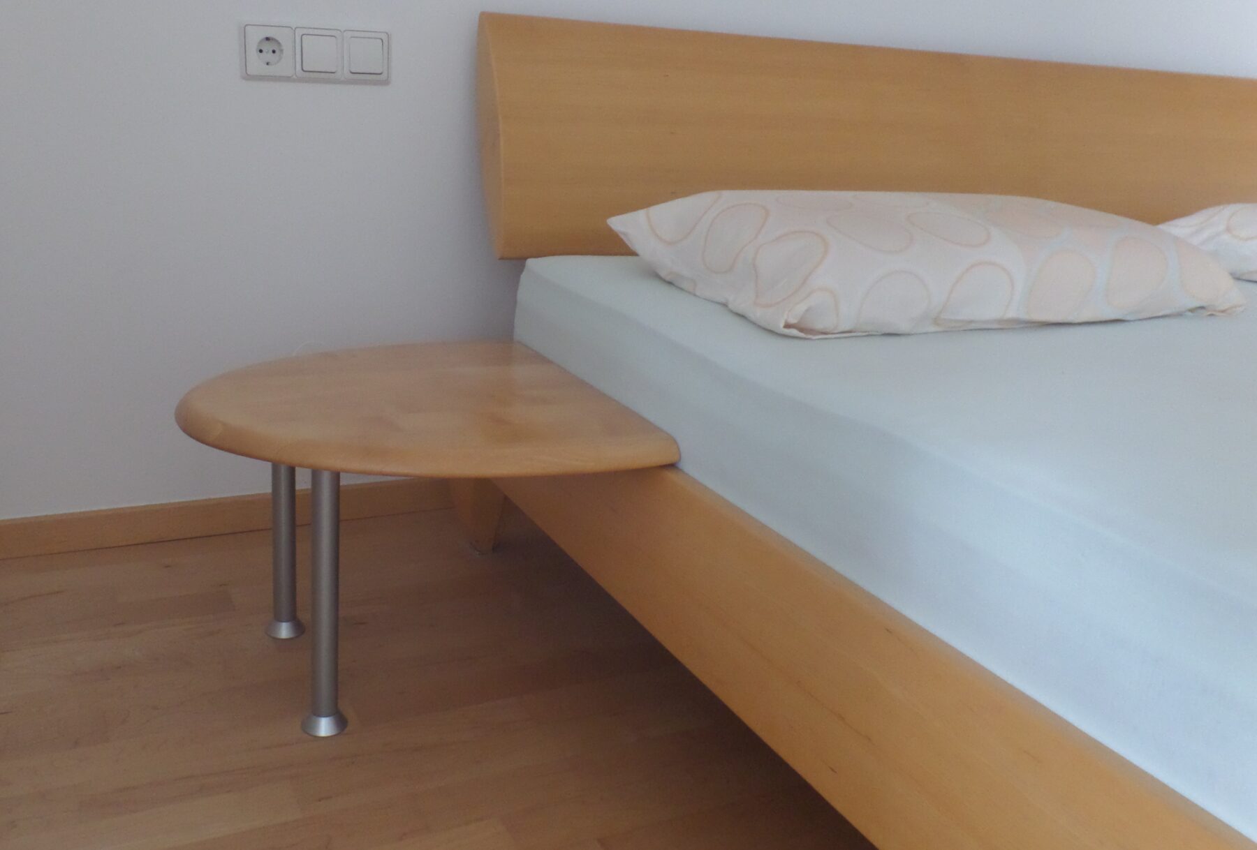 Bett-mit-Nachttisch-scaled-1.jpg