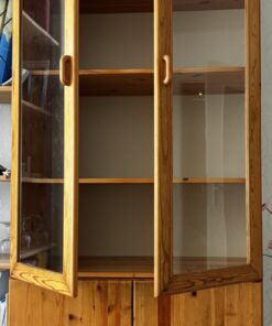 Massivholz-Vitrinenschrank