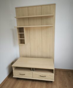 Modernes Wandregal mit TV-Schrank, helles Holzdesign lles