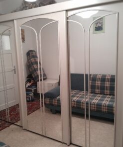 Weißer Schrank mit 3 Türen und Spiegel