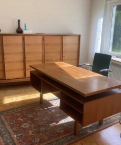 Sideboard und Schreibtisch