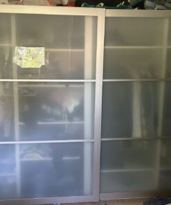 Das ist der klassische IKEA PAX Kleiderschrank mit Schiebetüren aus Milchglas (satiniertem Glas) und einem Aluminiumrahmen.