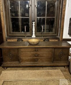 Antike Holzkommode / Sideboard mit Schnitzereien