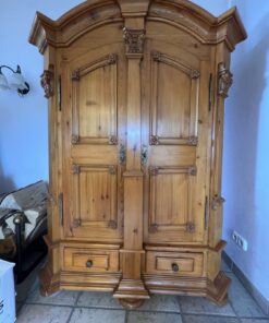 Wunderschöner Massivholzschrank