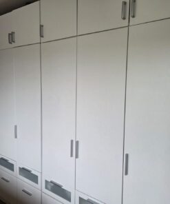 Schlafzimmerschrank mit Sideboard und Palettenbett