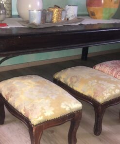 Wohnzimmer Tisch mit mini hocker
