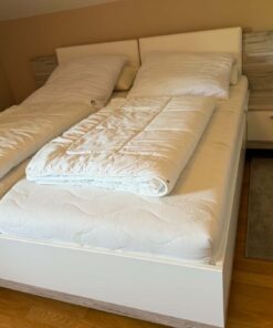 Neuwertiges Doppelbett 180 cm x 200 cm, inklusive Lattenrost und Matratzen mit angebauten elektrisch beleuchteten Nachtschränken