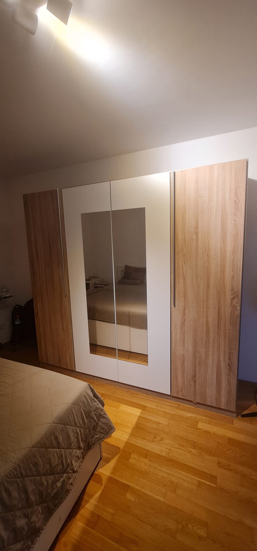 Grosser-Schlafzimmer-Kleiderschrank-1-scaled-1.jpg