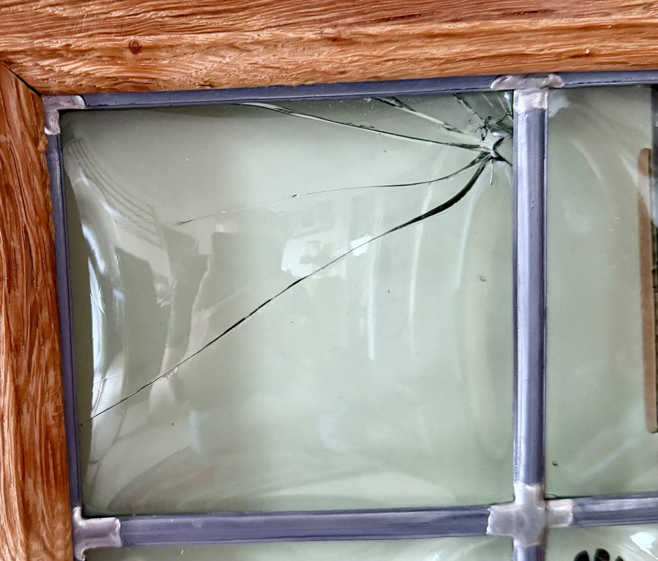Highboard-Glasschaden.jpeg