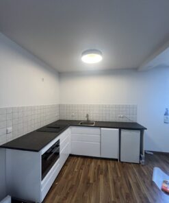 Küche mit Geschirspüler, Ofen und Kühlschrank