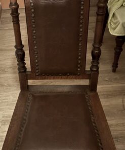 2 - 200 Jahre alte dunkle Stühle