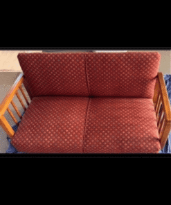 Schönes gepolstertes Puppensofa aus Holz