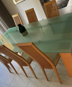 Moderner Esstisch mit sechs Stühlen