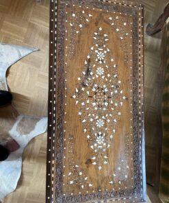 Tisch mit Perlmuteinlagen