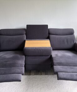 Trapezsofa mit Relaxfunktion & Sessel inkl. Hocker