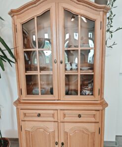Vitrinen-/Buffetschrank im Landhausstil mit passenden Schlüsseln