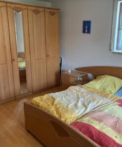 Schlafzimmer - Kleiderschrank, Doppelbett mit Lattenrost und 2 passende Nachtische