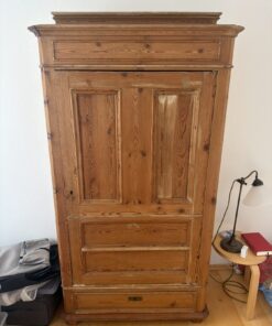 Antiker Kleiderschrank