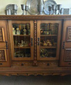 Alter Schrank mit Metall Beschlag