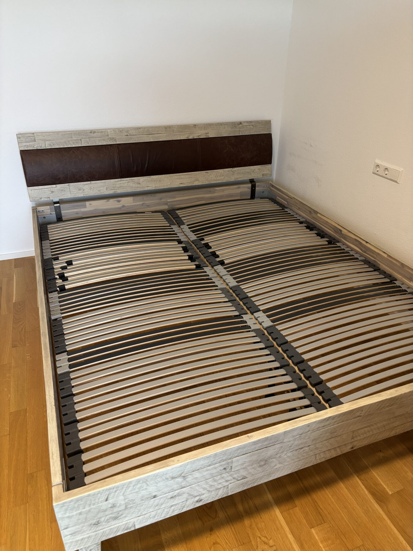 Bett-2-scaled-1.jpg