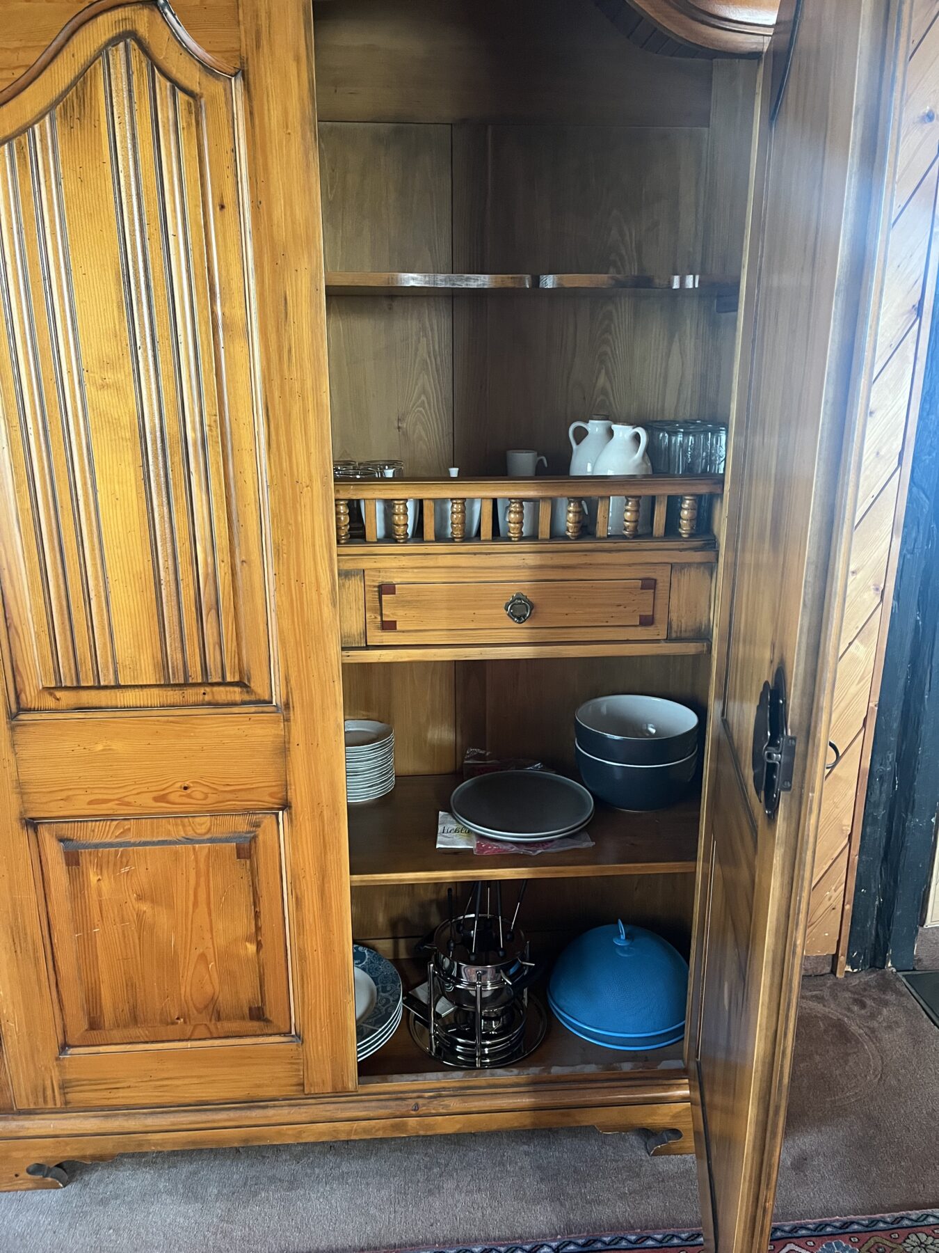 Geschirrschrank_2-scaled-1.jpg