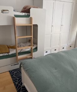 Stockbett und Kleiderschrank