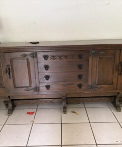 Anrichte im bäuerlichen Stil