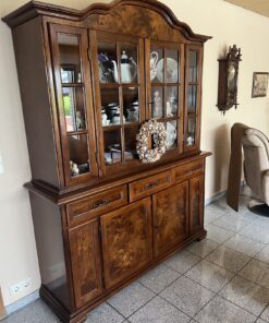 Eleganter Geschirrschrank mit Vitrine Nussbaum antik