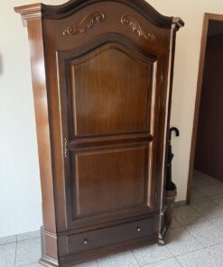 Eleganter Kleiderschrank / Garderobenschrank Nussbaum antik