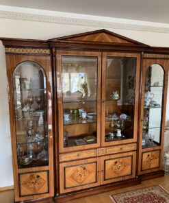 Rosenholzschrank mit Glasböden