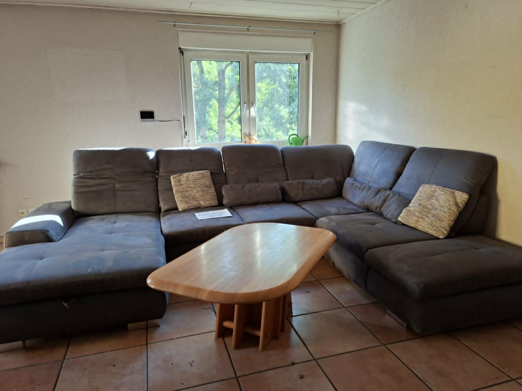 Wohnlandschaft-mit-Couchtisch-1-scaled-1.jpeg