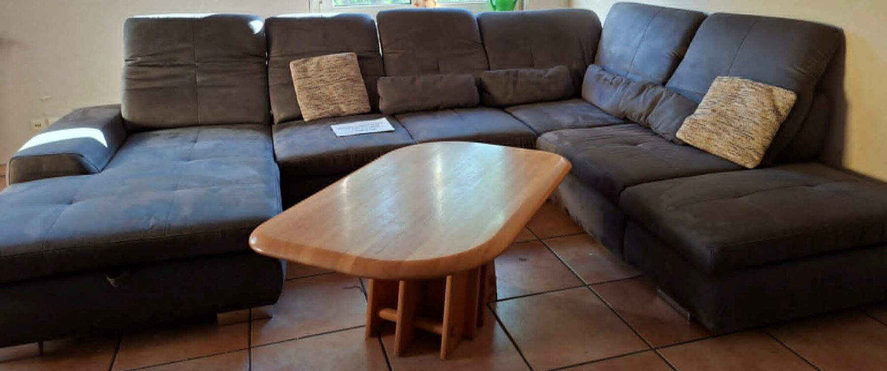 Wohnlandschaft-mit-Couchtisch-2-scaled-1.jpeg