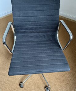 Vitra Chair, 2 Stühle ohne Rollen, 1 Stuhl mit Rollen