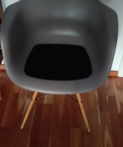 Eames Stuhl v. Vitra