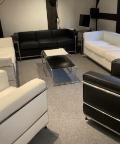 3 Sofas, 2 Sessel, 3 Tische