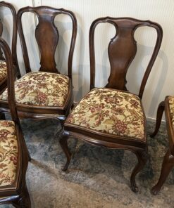 Vier Stühle, Hocker plus Tisch