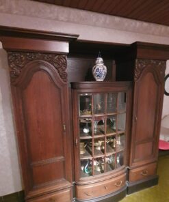 Vitrine und Unterschränke
