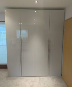 Moderner anthrazitfarbener Kleiderschrank