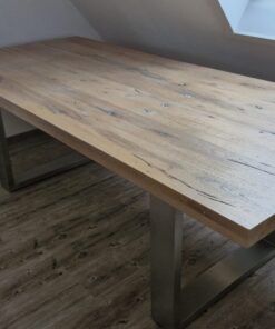 Massiver Holztisch mit Edelstahlbeinen
