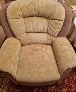 Bequemes 3-Sitzer-Sofa in warmen Farbtönen