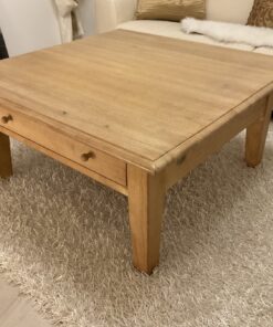 Massivholz Couchtisch mit zwei Schubladen.